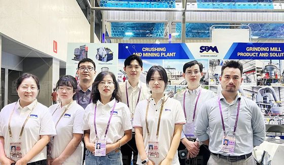Hội chợ Canton lần 136: gian hàng thiết bị nghiền giữa dòng khách quốc tế